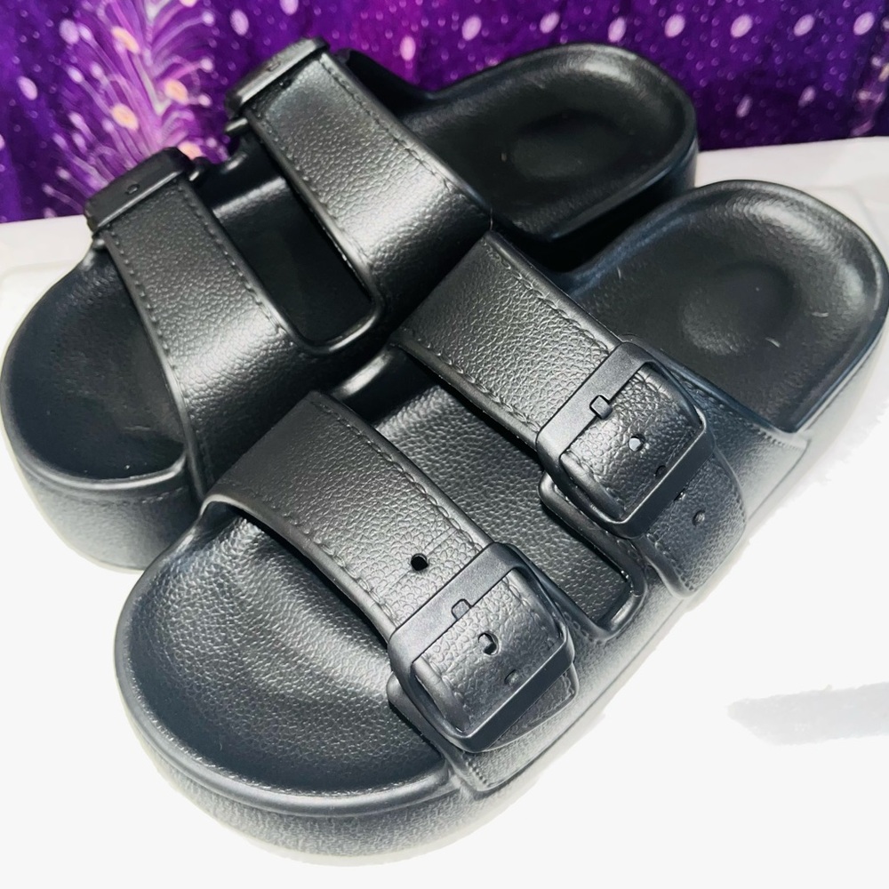 Size 9 / 9.5 Women’s Slip On Platform Sandals